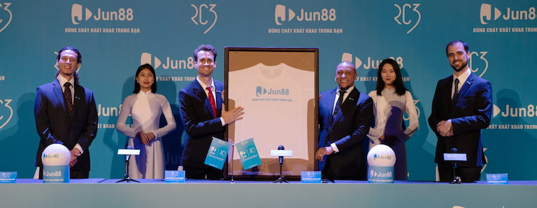 Roberto Carlos và đại sứ thương hiệu toàn châu Á Jun88